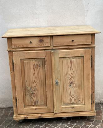 Vecchia credenza arte povera