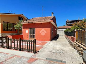 CASA INDIPENDENTE A AQUINO