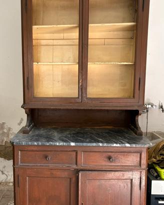 Vetrina con oiano in marmo da restaurare