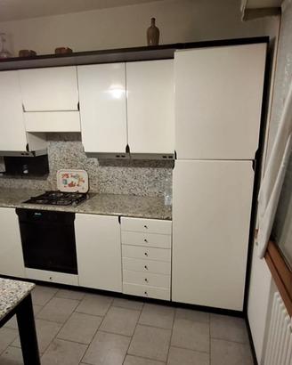 Cucina completa di elettrodomestici