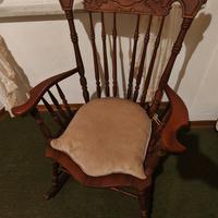 Sedia a dondolo d'epoca in legno vintage