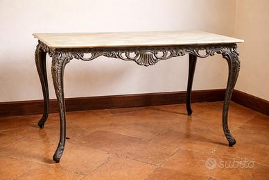 Tavolino in marmo con struttura in metallo lavorat