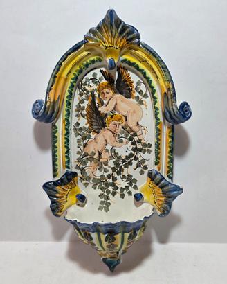 Acquasantiera in maiolica con putti