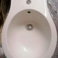 Bidet bianco a terra (sanitari bagno)