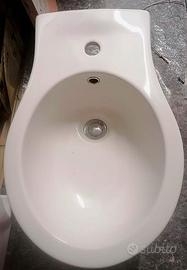 Bidet bianco a terra (sanitari bagno)