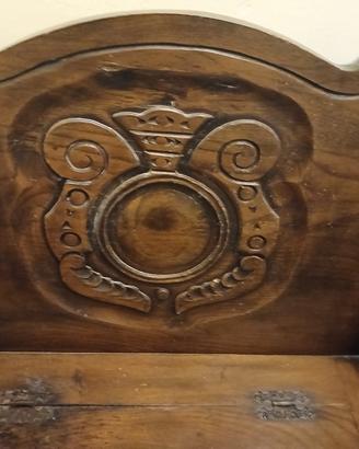 Cassa panca in legno intagliata
