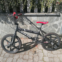 Bicicletta BMX rossa/nera