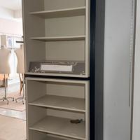 Mobile molto alto con ripiani e rotelle