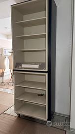 Mobile molto alto con ripiani e rotelle