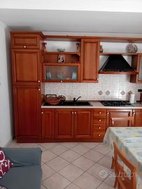 Cucina in ciliegio ad L