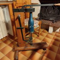 antica tappatrice in legno brevetto Bertolaso 