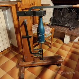 antica tappatrice in legno brevetto Bertolaso 