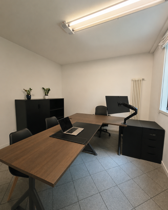 Arredo completo da ufficio, scrivanie, tavolo