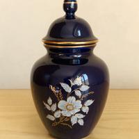 Anfora blu con motivi floreali