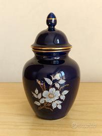 Anfora blu con motivi floreali