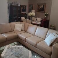 Divano  angolare ad L, colore beige, ottime cond