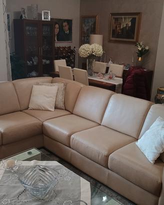 Divano  angolare ad L, colore beige, ottime cond