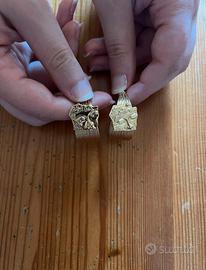 Orecchini a cerchio, rilievo di volto, colore oro