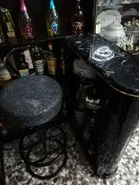 Camera soggiorno completo di tavolo e sedie