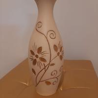 Vaso in legno con intagli dorati.