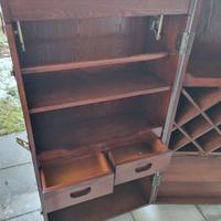 Mobile bar in stile coloniale su ruote