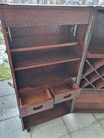 Mobile bar in stile coloniale su ruote