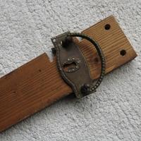 Antica maniglia con piastrina e maniglia in ottone