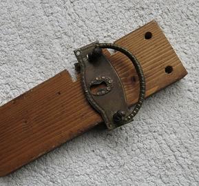 Antica maniglia con piastrina e maniglia in ottone