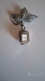 Spilla orologio pendente in argento e marcasite