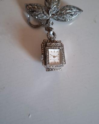 Spilla orologio pendente in argento e marcasite