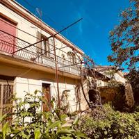 Indipendente su due livelli con giardino