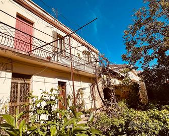 Indipendente su due livelli con giardino