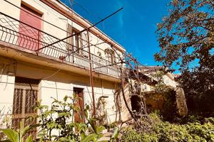 Indipendente su due livelli con giardino
