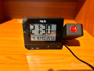 Sveglia digitale con proiettore a muro