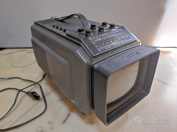 Televisore portatile in bianco e nero con radio. v