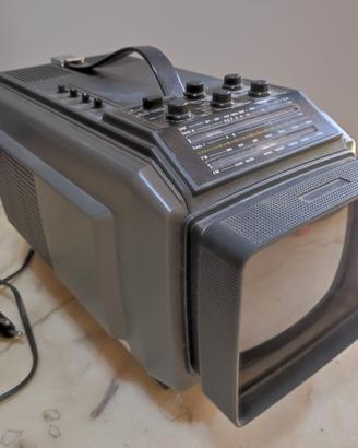 Televisore portatile in bianco e nero con radio. v