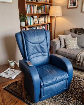 Poltrona recliner in ecopelle blu, design classico