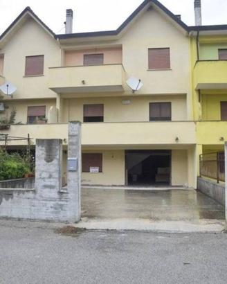 Villa di 150 m² con più di 5 locali e box auto a V