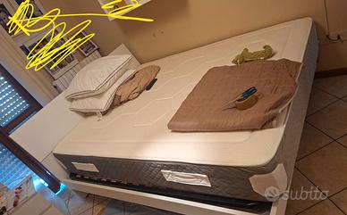 Letto matrimoniale+reti+cassettiera+pouf
