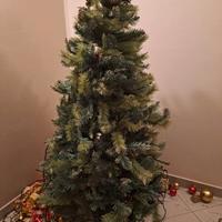 Albero di Natale con pigne finte