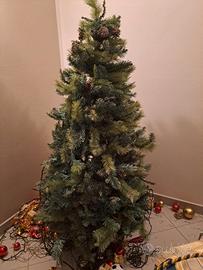 Albero di Natale con pigne finte