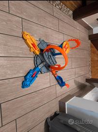 Pista Hot Wheels con loop e auto