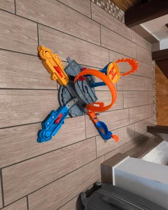 Pista Hot Wheels con loop e auto