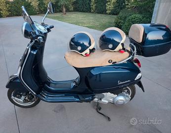 Vespa 125 LX con 2 caschi coordinati e bauletto