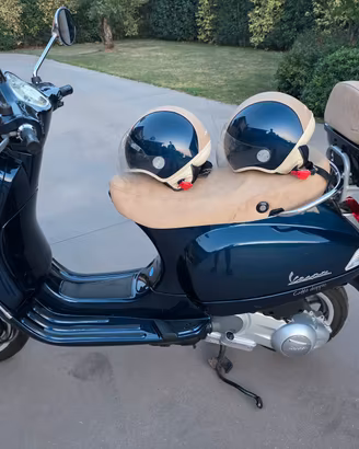Vespa 125 LX con 2 caschi coordinati e bauletto