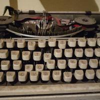 Macchina da scrivere antica OLYMPIA