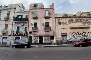 4 vani da ristrutturare con terrazza