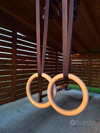 Anelli in legno con cinghie regolabili
