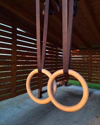Anelli in legno con cinghie regolabili