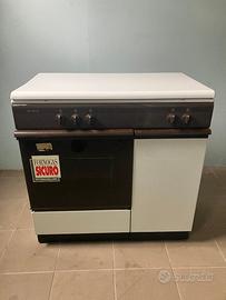 Cucina Indesit a Gas con Portabombola